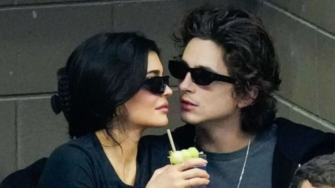 Semakin Dekat Dengan Sang Pacar, Timothée Chalamet Akui Ikut Urus Anak Dari Kylie Jenner Semakin Dekat Dengan Sang Pacar, Timothée Chalamet Akui Ikut Urus Anak Dari Kylie Jenner