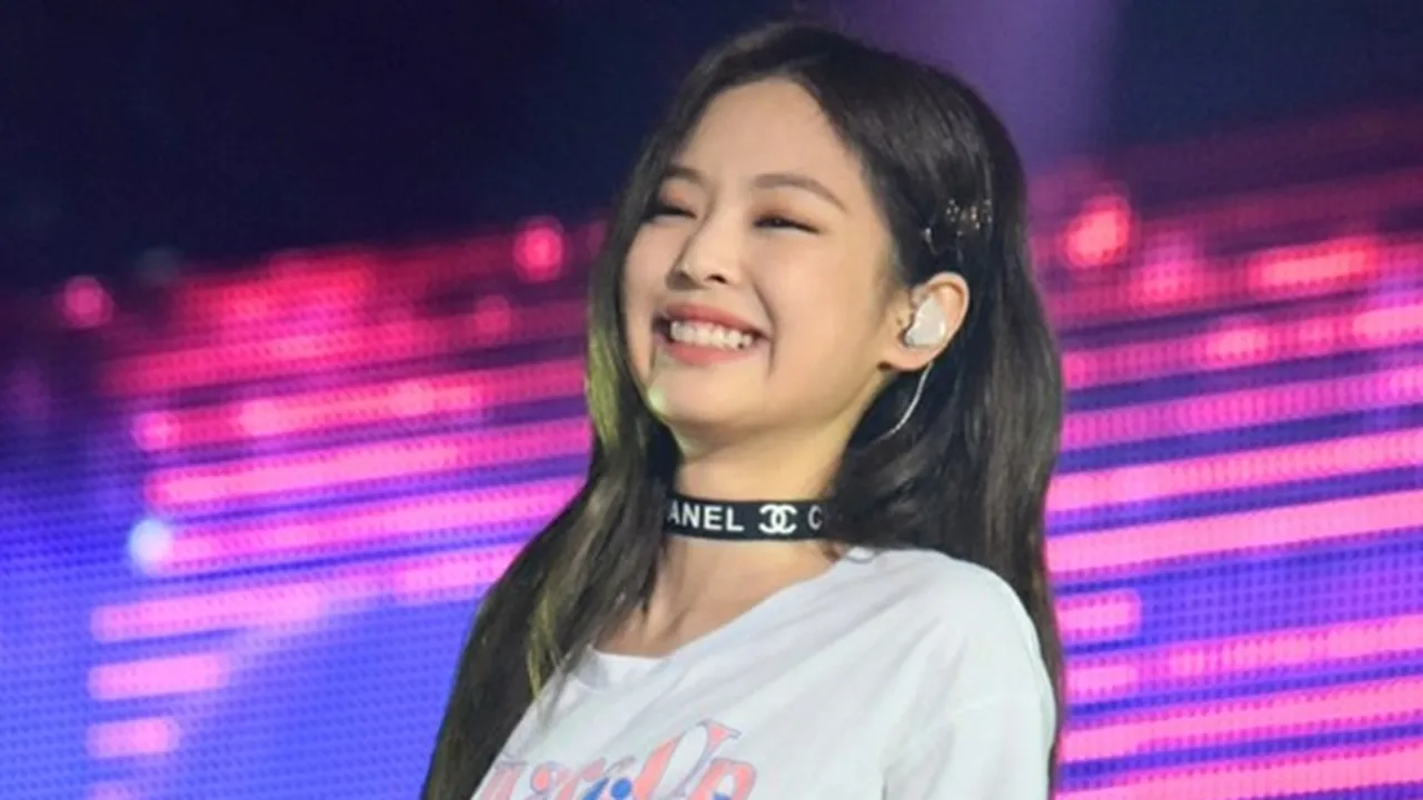 Sembunyi Dari Bodyguard, Lucunya Jennie BLACKPINK Terima Kado Dari Fans