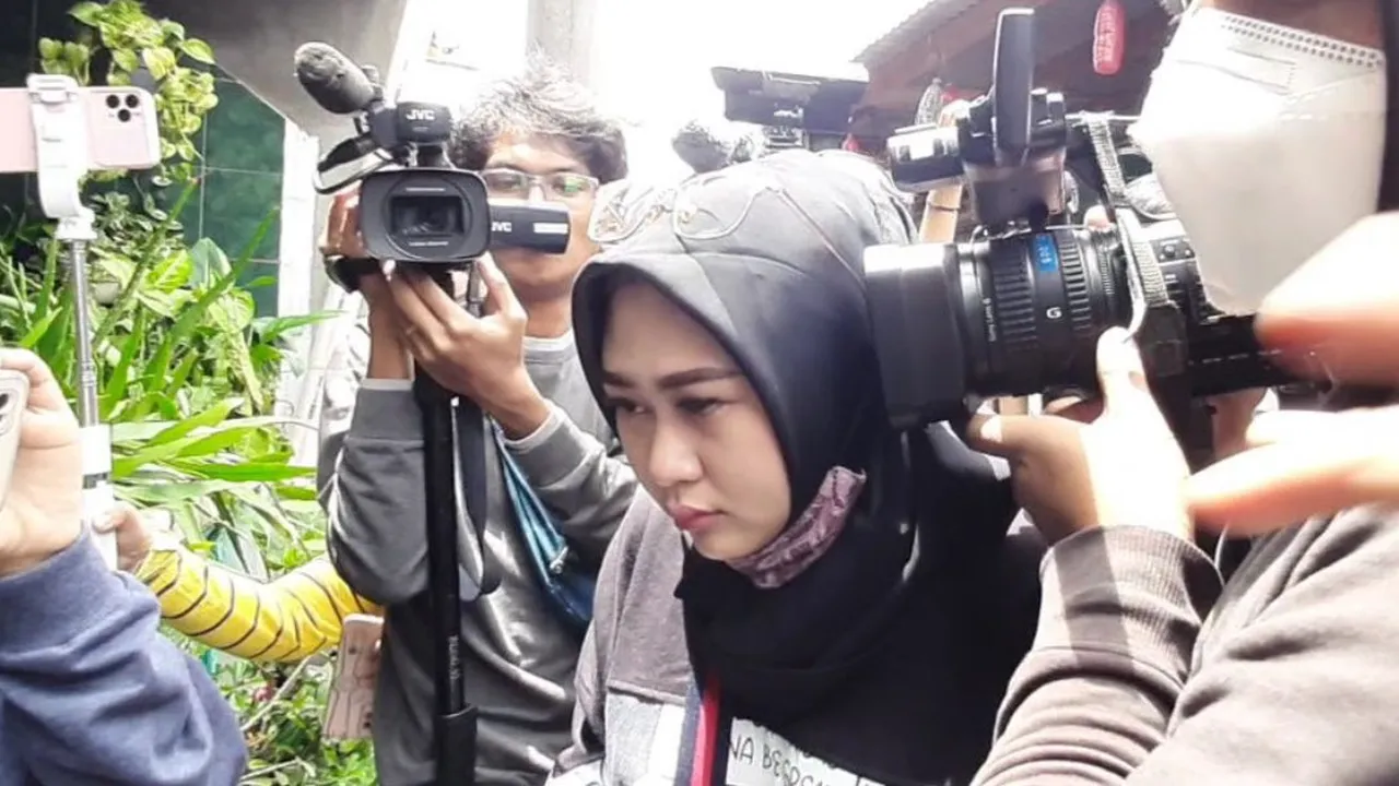 Seminggu Tak Bisa Bertemu Anak, Shelvie Hana Datangi Rumah Daus Mini Sambil Menangis Seminggu Tak Bisa Bertemu Anak, Shelvie Hana Datangi Rumah Daus Mini Sambil Menangis