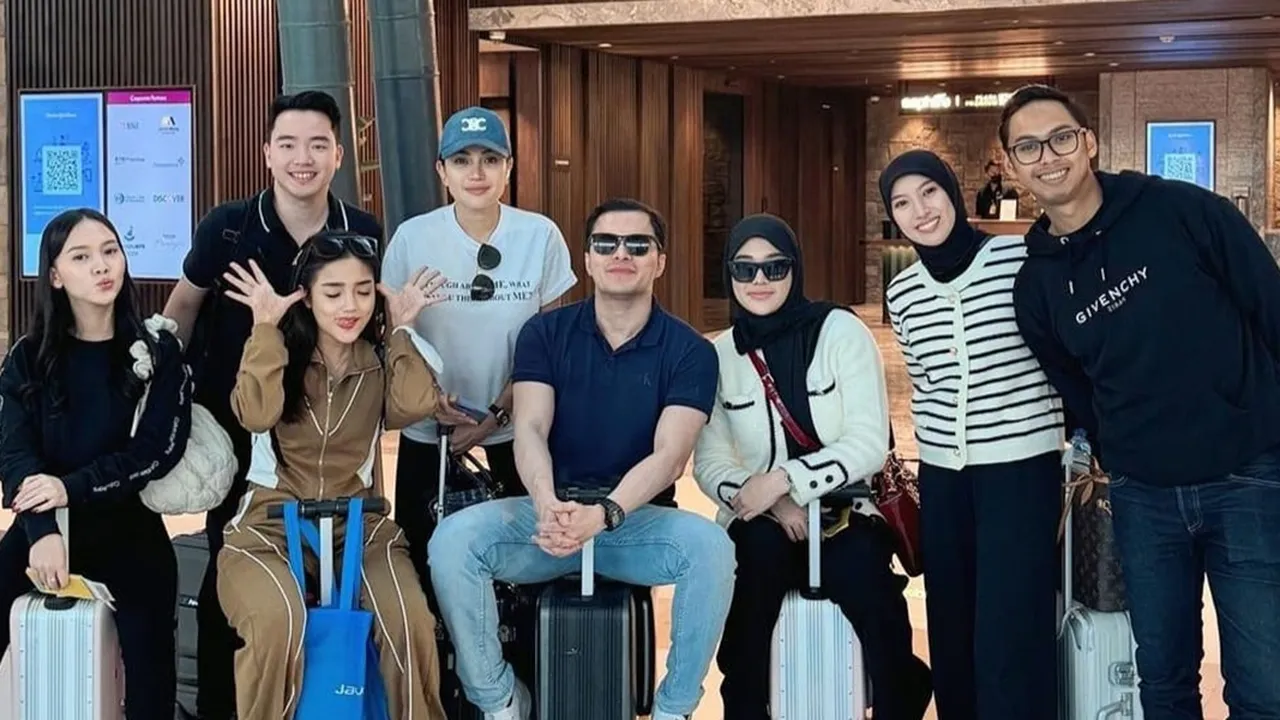 Sempat Dikabarkan Berseteru, Nikita Mirzani dan Fuji Liburan Bareng ke Eropa Sempat Dikabarkan Berseteru, Nikita Mirzani dan Fuji Liburan Bareng ke Eropa