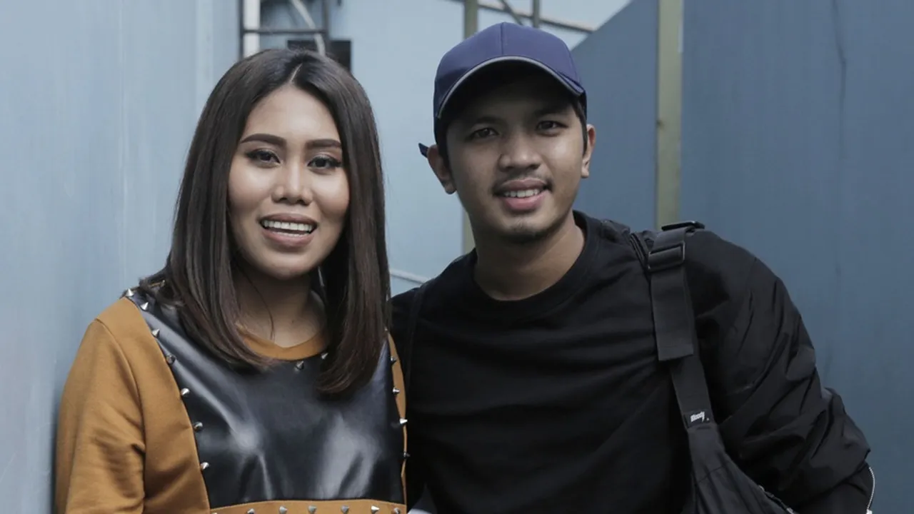 Sempat Pisah Ranjang, Evi Masamba dan Suami Kini Kembali Mesra