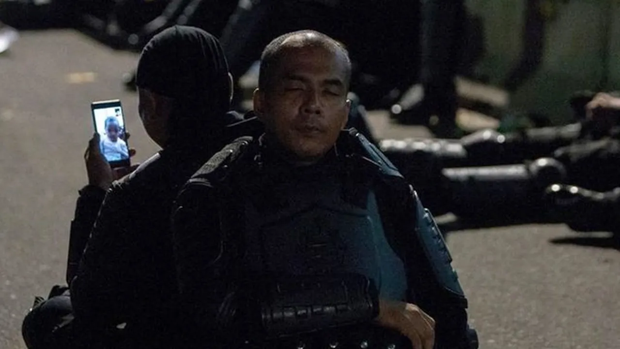 Sempat Viral, Akhirnya Terungkap Sosok Brimob yang Lakukan Video Call Dengan Anaknya