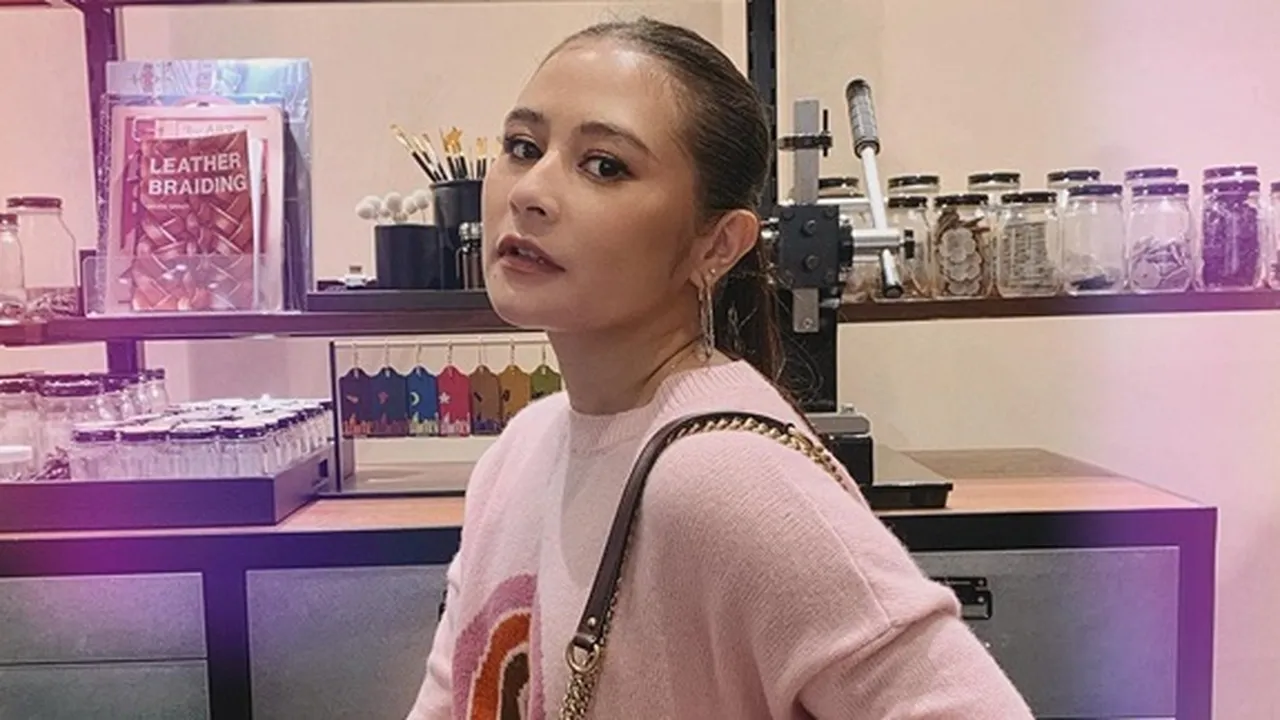 Semprot Disinfektan Sana-Sini, Prilly Latuconsina: Nggak Papa Dikatain Lebay Dikit Daripada Nyesal Semprot Disinfektan Sana-Sini, Prilly Latuconsina: Nggak Papa Dikatain Lebay Dikit Daripada Nyesal