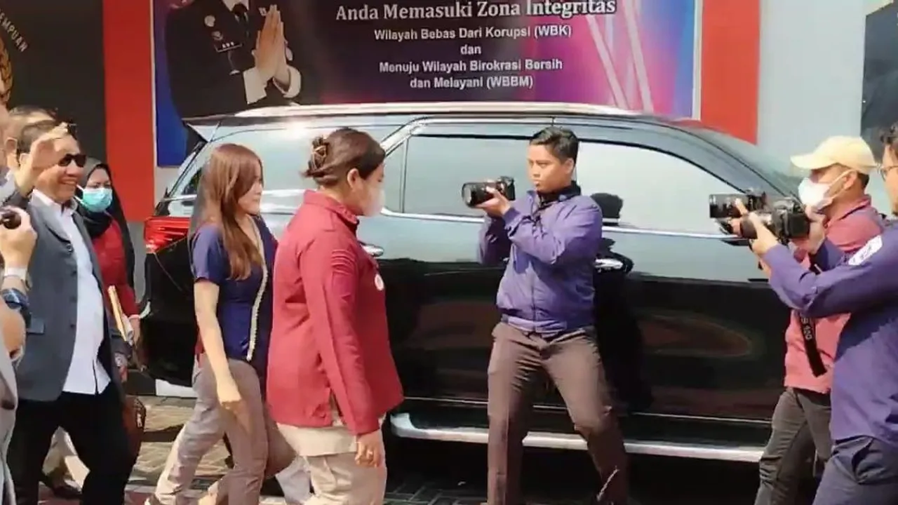 Senyum Sumringah Jessica Kumala Wongso Bebas Bersyarat dari Lapas Pondok Bambu
