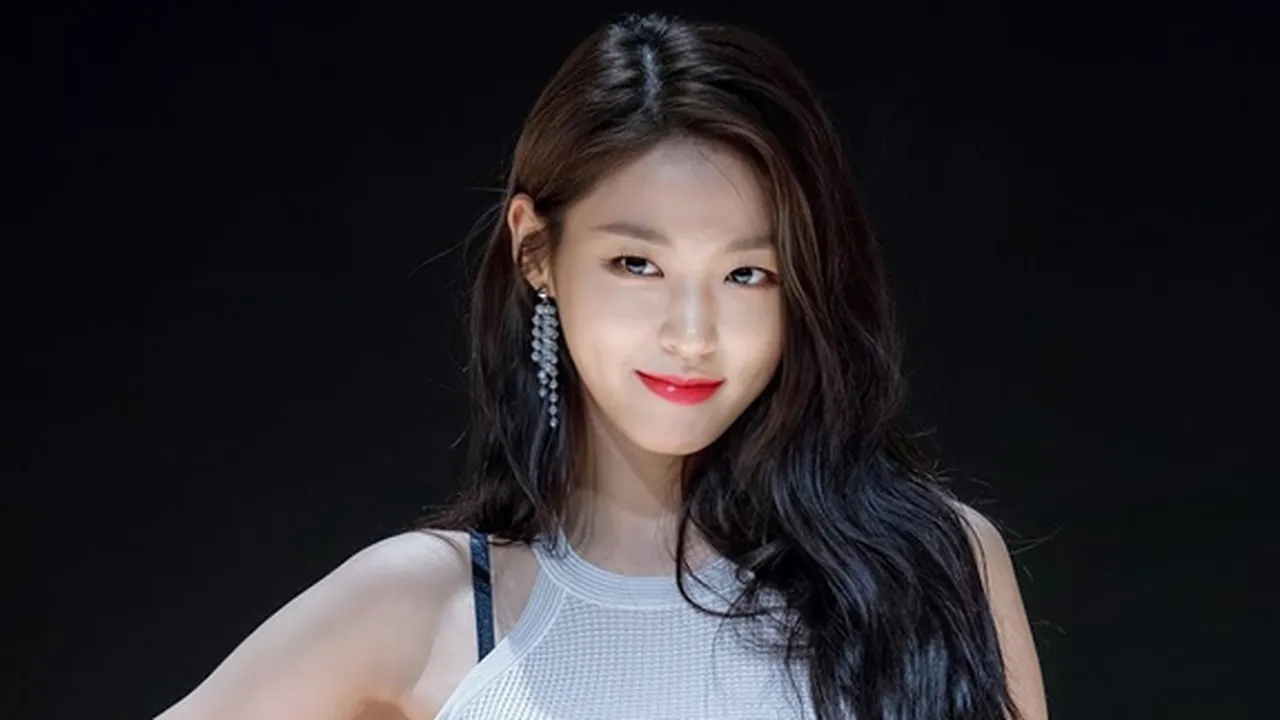 Seolhyun AOA Ganti Warna Rambut Jadi Biru, Cantik & Banjir Pujian Seolhyun AOA Ganti Warna Rambut Jadi Biru, Cantik & Banjir Pujian
