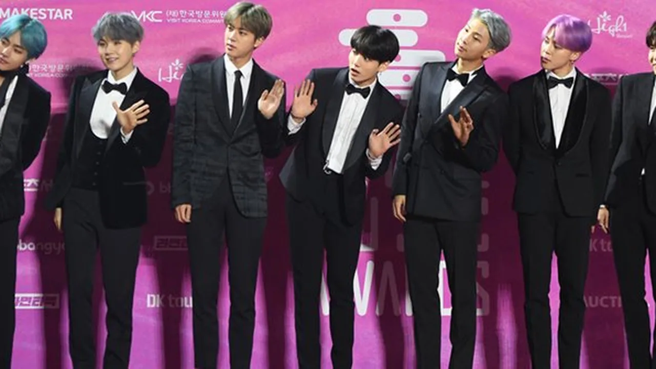 Seorang Fans Arab Siapkan Kado Mawar Emas untuk Ibu V BTS