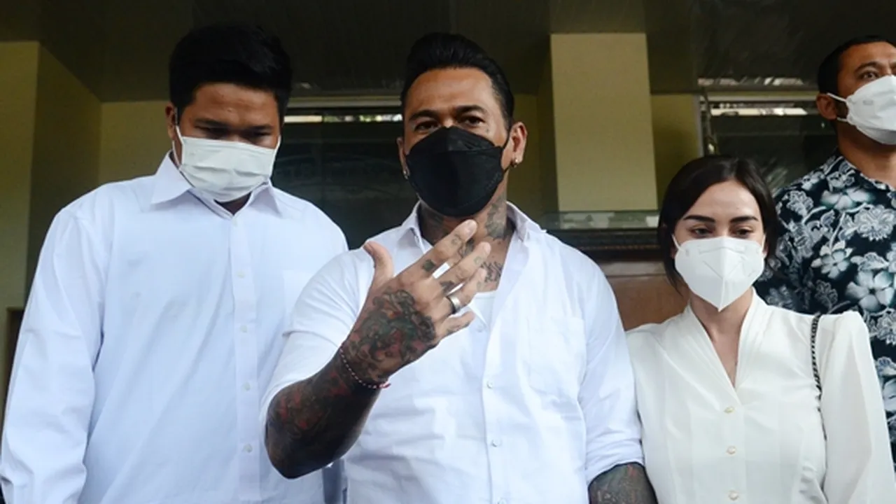 Serahkan Semua Proses Hukum Pada Pihak Berwajib, Jerinx SID Kembali Pulang Ke Bali