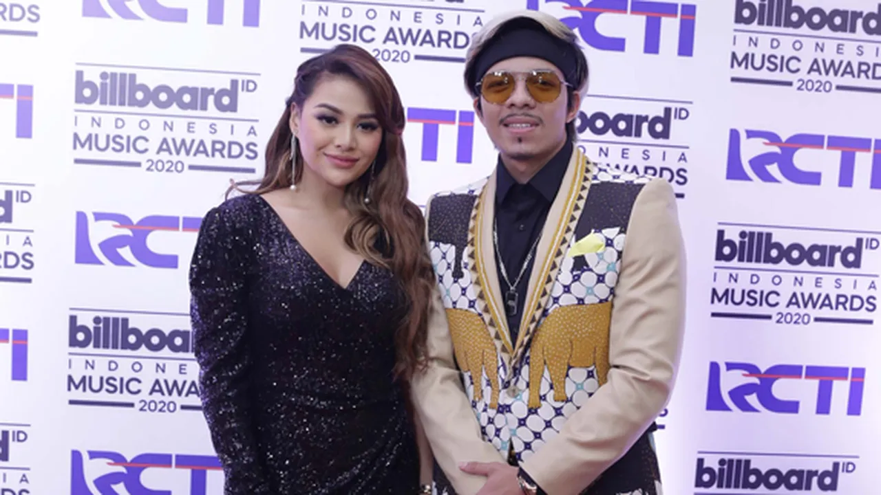 Sering Dandan Menor, Ternyata Atta Halilintar yang Membuat Aurel Kini Tampil Lebih Natural Sering Dandan Menor, Ternyata Atta Halilintar yang Membuat Aurel Kini Tampil Lebih Natural