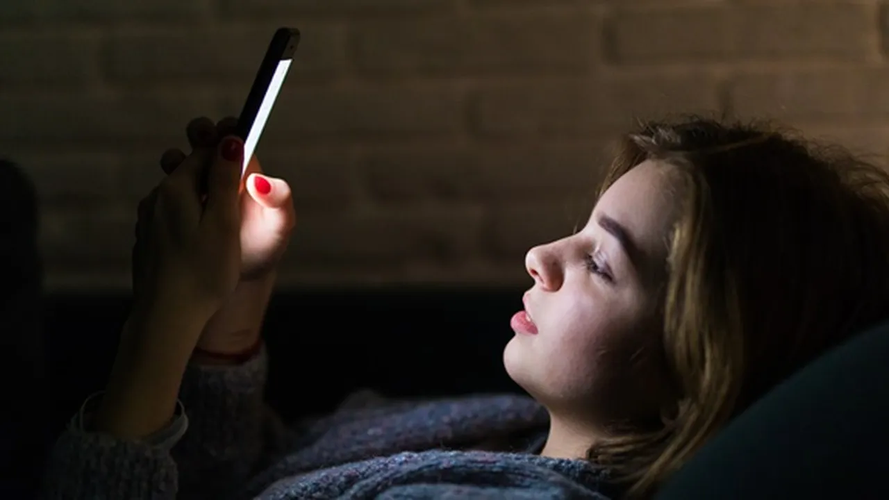 Sering Dilakukan, 6 Bahaya Cahaya Smartphone Jika Dipakai di Ruangan Gelap