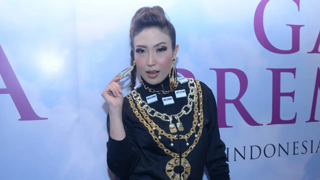 Sering Masukkan Sang Suami ke Dalam Vlog, Ini Alasan Ayu Dewi Sering Masukkan Sang Suami ke Dalam Vlog, Ini Alasan Ayu Dewi