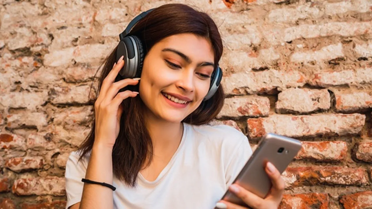 Sering Pakai Earphone? Ini 6 Risiko Kesehatan yang Bisa Mengancam