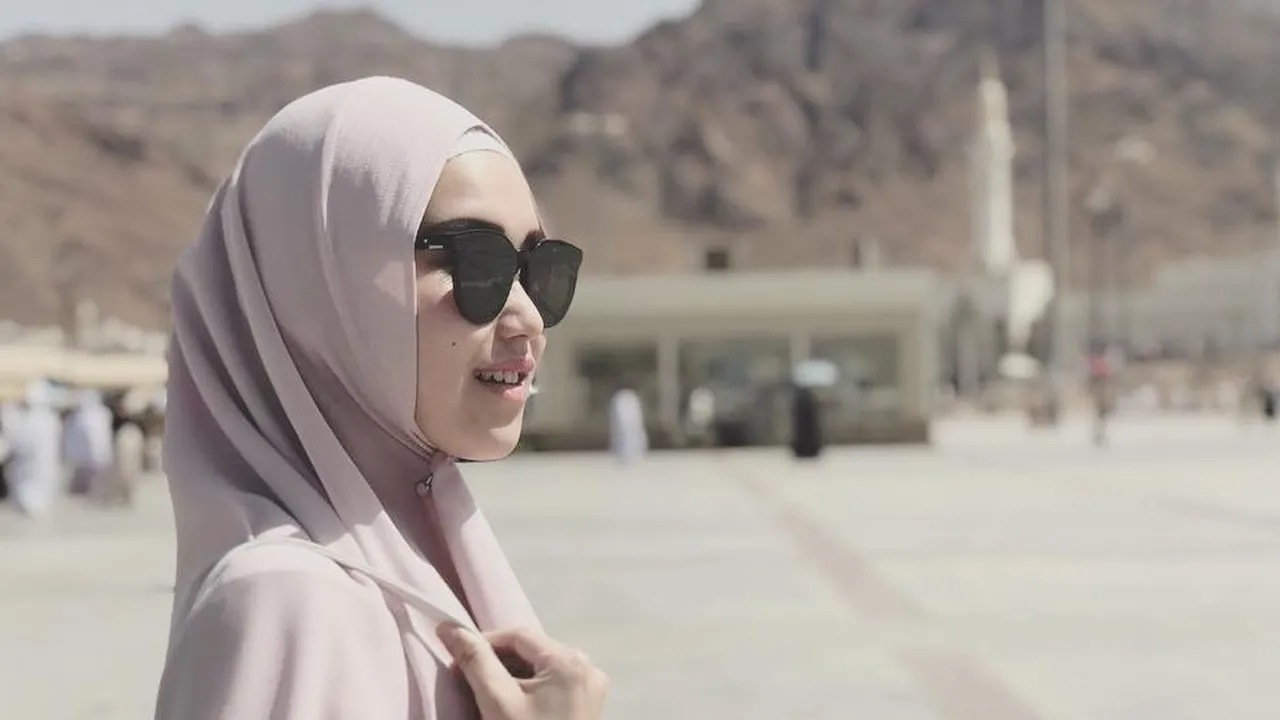 Sering Unggah Foto Saat Umrah, Netizen Ingatkan Ayu Ting Ting