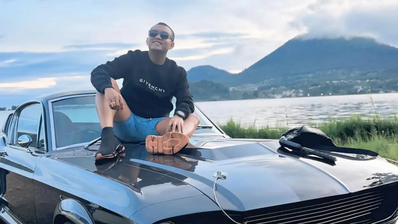 Serunya Denny Caknan Touring ke Bali Pakai Mobil Klasik