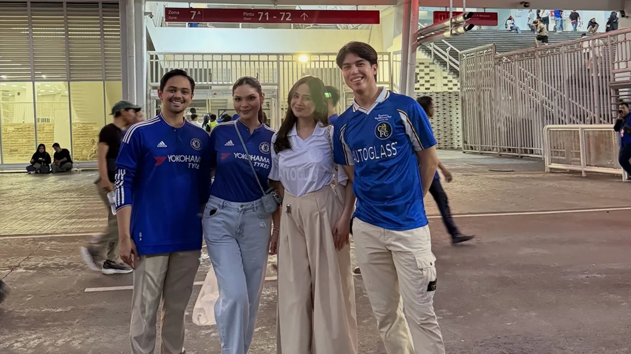 Potret El Rumi dan Syifa Hadju Nonton Chelsea di GBK, Berburu Tanda Tangan