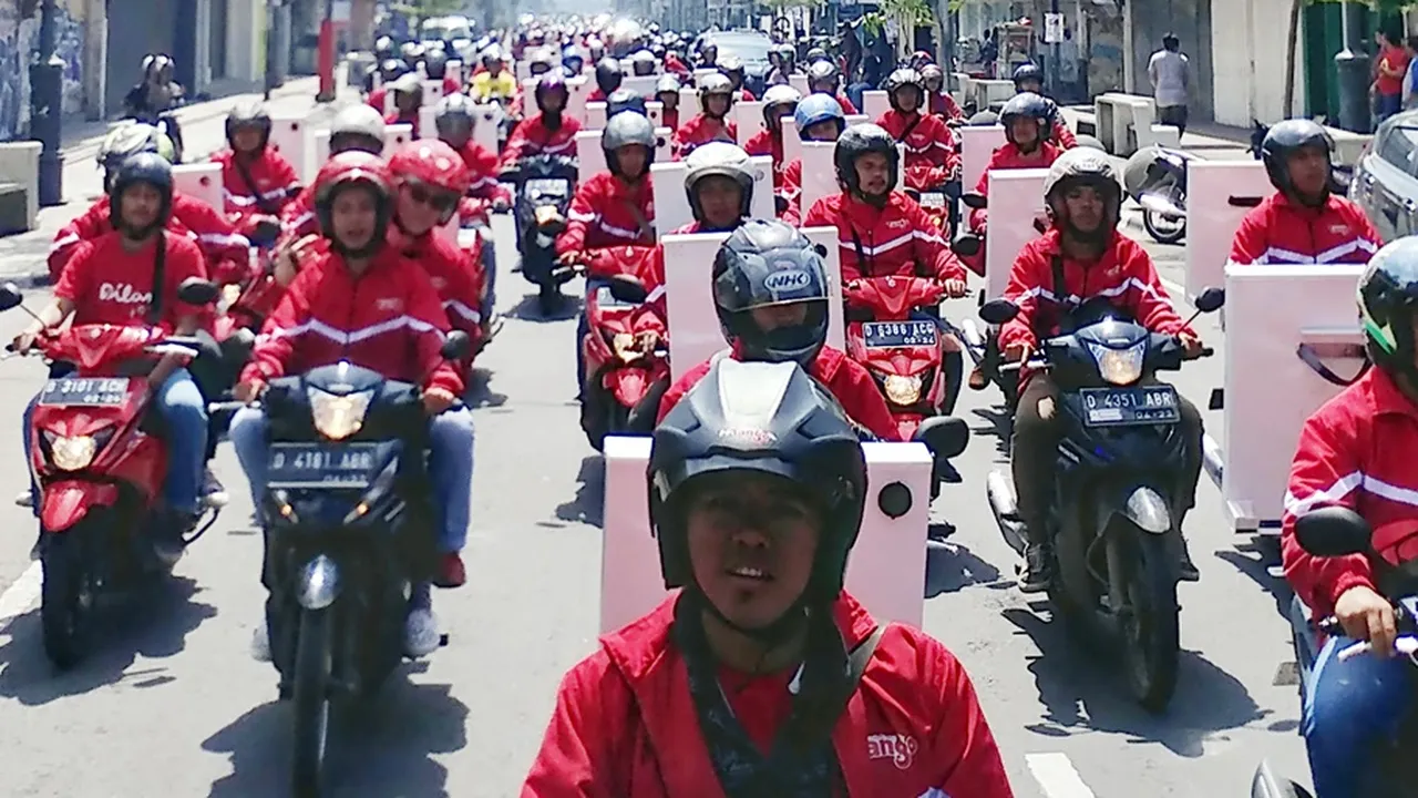 Serunya Naik Bandros Keliling Bandung Bareng All Cast 'DILAN 1991'!