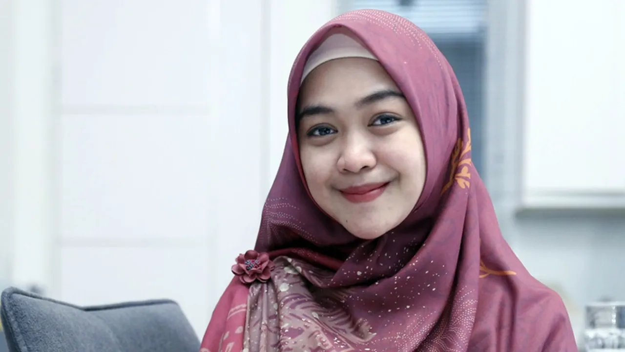 Serunya Ria Ricis Bagi THR Umroh Gratis ke Tour Guide Saat Liburan di Singapura Serunya Ria Ricis Bagi THR Umroh Gratis ke Tour Guide Saat Liburan di Singapura