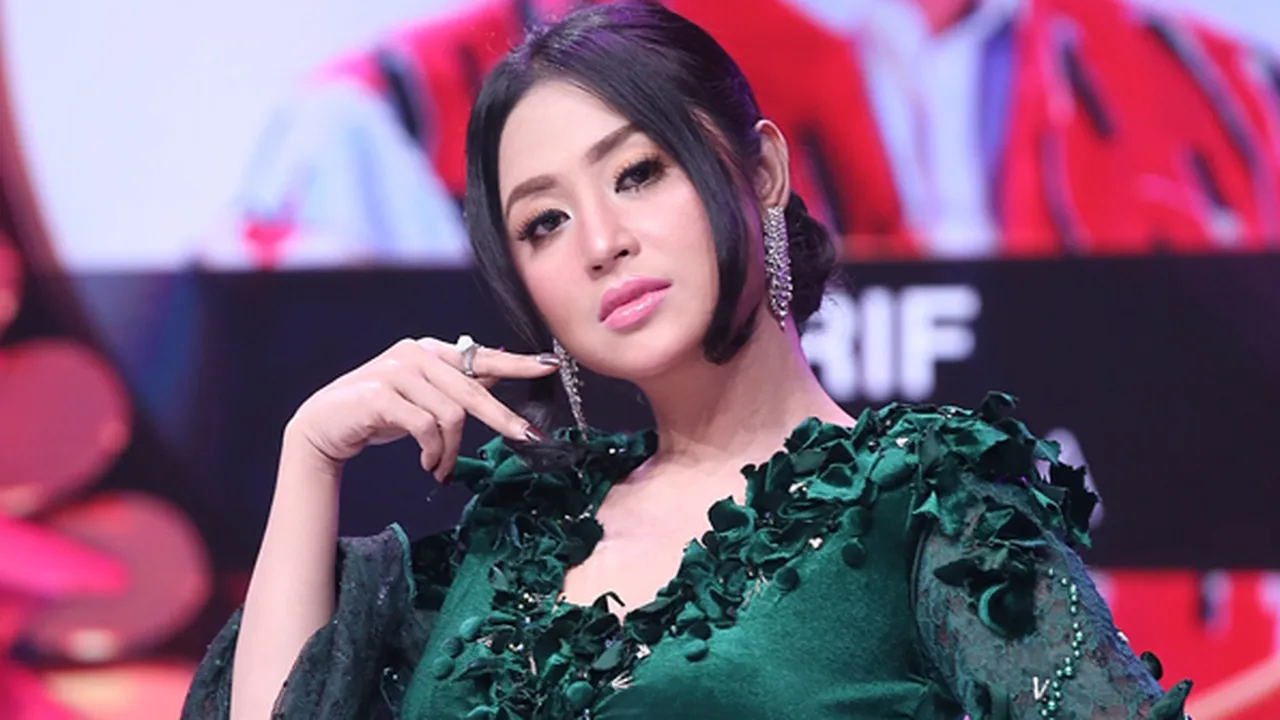 Setelah Dari London, Dewi Perssik Langsung Nyanyi di Pernikahan Pengusaha Madura