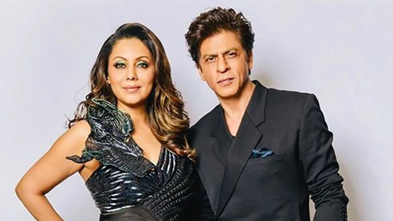 Shahrukh Khan Pegangkan Ekor Gaun Gauri Khan Kala Menuju Red Carpet, Sweet Abis!