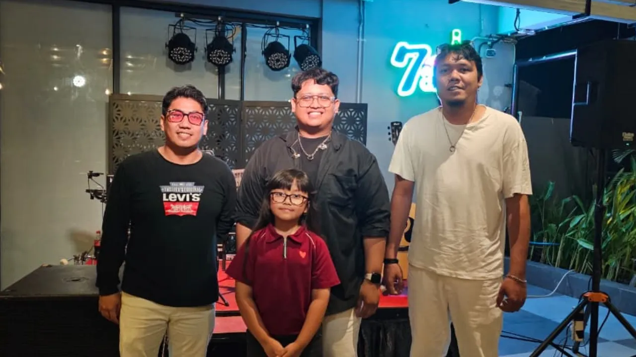 Shelyn Adlyani Mendadak Naik Panggung dan Main Drum di Sorong