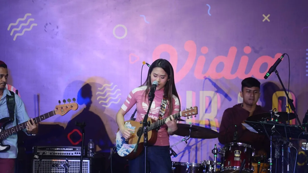 Sheryl Sheinafia Sirkus & Hyperaktif di Atas Panggung