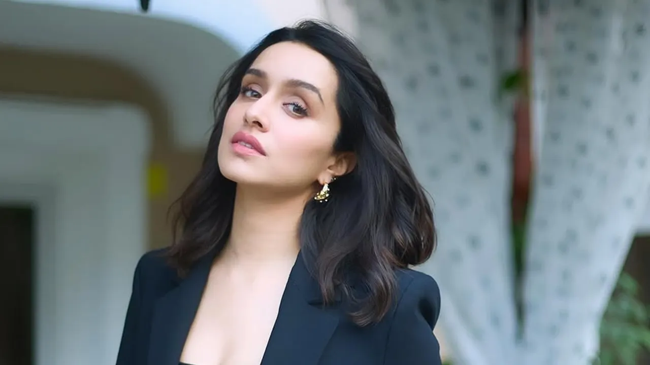 Shraddha Kapoor Tertangkap Kamera Jalan Bareng Rahul Mody, Resmi Pacaran?
