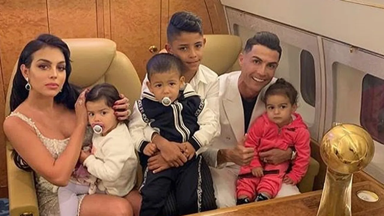 Si Kembar Ulang Tahun, Cristiano Ronaldo Rela Dandan Jadi Aladdin