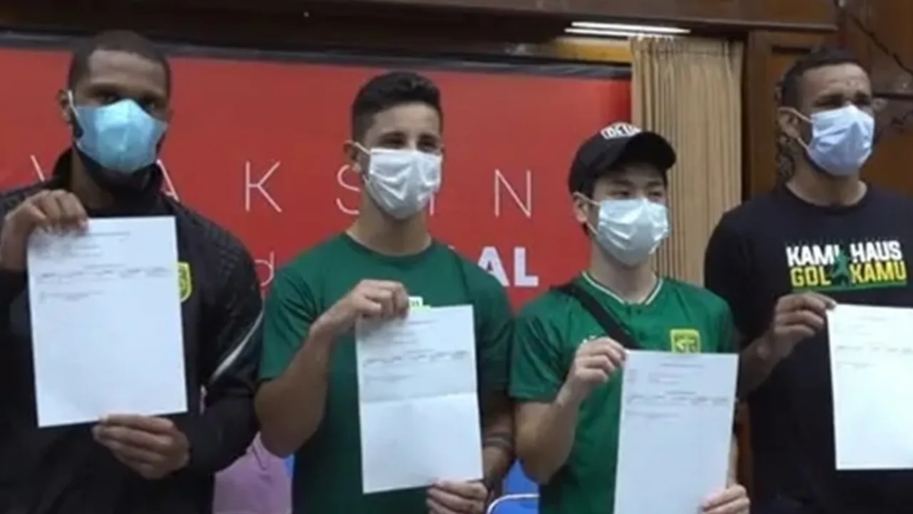 Siap Bermain di BRI Liga 1 2021, Intip 5 Potret Pemain Asing Persebaya Surabaya Saat Divaksin Dosis Pertama Siap Bermain di BRI Liga 1 2021, Intip 5 Potret Pemain Asing Persebaya Surabaya Saat Divaksin Dosis Pertama