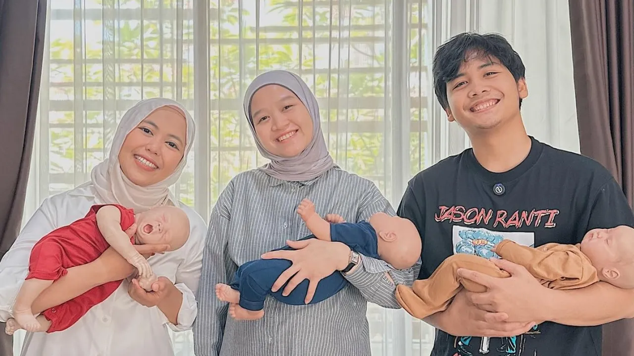 Siap jadi Ayah, Bintang Emon Ikut Kelas Newborn Care Bareng Istri