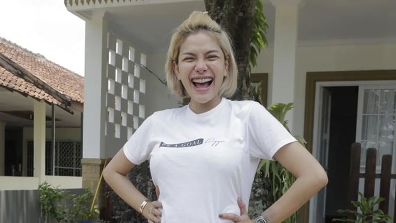 Sibuk Syuting Striping, Berapa Bayaran Nikita Mirzani? Sibuk Syuting Striping, Berapa Bayaran Nikita Mirzani?
