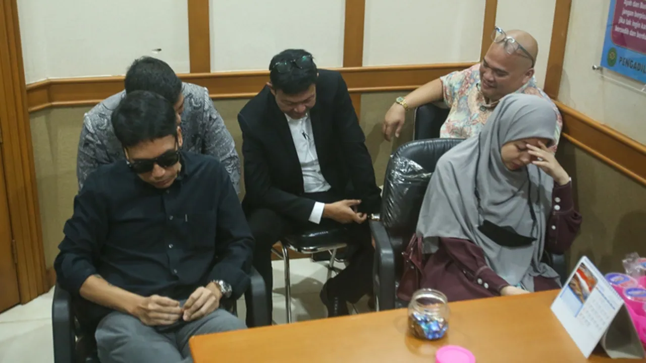 Sidang Cerai, Desta Hadirkan Dua Saksi ke Pengadilan Agama