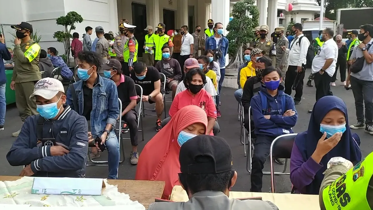 Sidang di Tempat, Operasi Masker di Malang Kantongi Uang Denda Rp3Juta dan 7 KTP