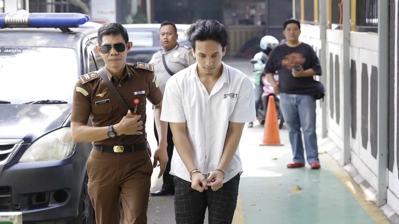 Sidang Perdana Digelar Hari ini, Jefri Nichol Cium Kening Sang Adik Penuh Sayang
