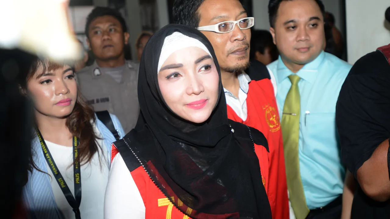 Sidang Putusan Usai, Roro Fitria Divonis 4 Tahun Penjara dan Denda Rp 800 Juta Sidang Putusan Usai, Roro Fitria Divonis 4 Tahun Penjara dan Denda Rp 800 Juta