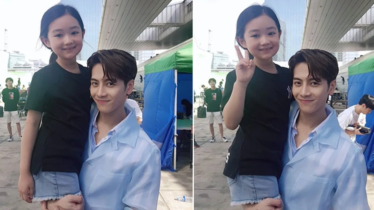 Sikap Manis Jackson GOT7 Pada Model Cilik Ini Bikin Fans Baper & Makin Cinta