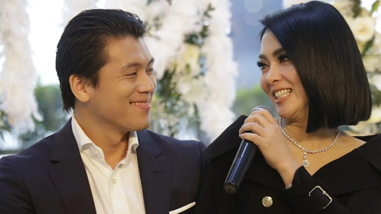 Sikap Manja Syahrini Suka Bikin Reino Barack Gemas