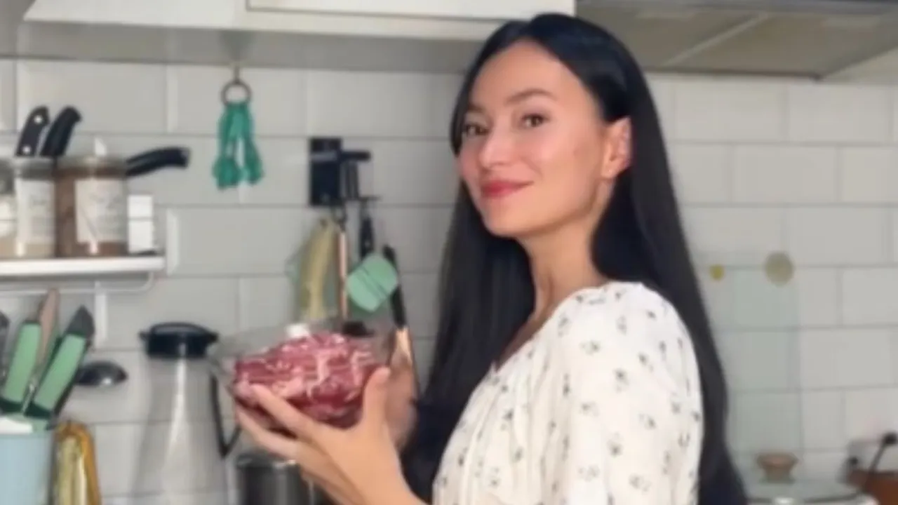 Simpel Tapi Cozy, Intip Desain Dapur Asmirandah yang Sederhana dan Elegan