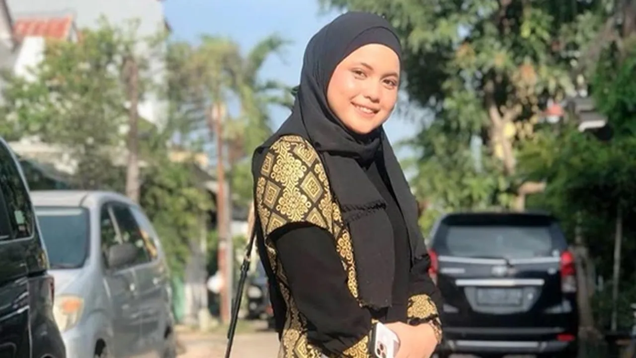 Singgung Soal Jodoh, Putri DA Malu-malu Ungkap Doa yang Bakal Dipanjatkan Kala Umroh