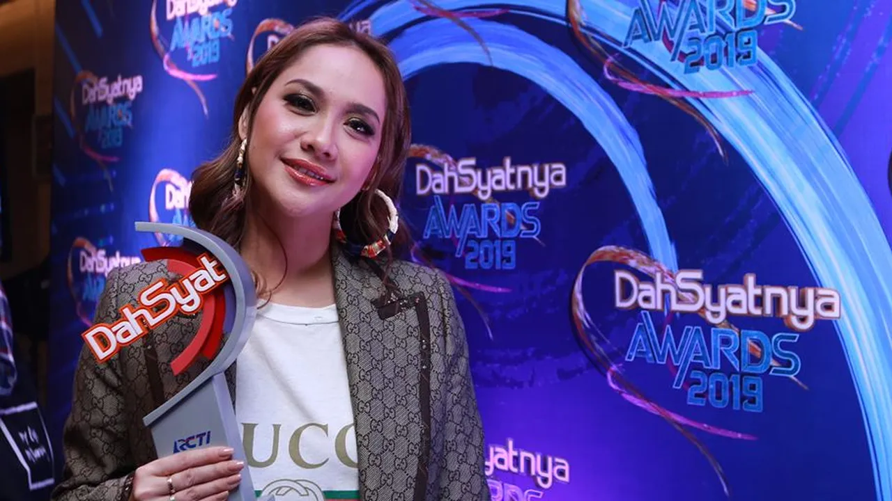 Single Terbaru BCL, 'Memilih Dia' Terinspirasi Kisah Cinta Luna Maya?