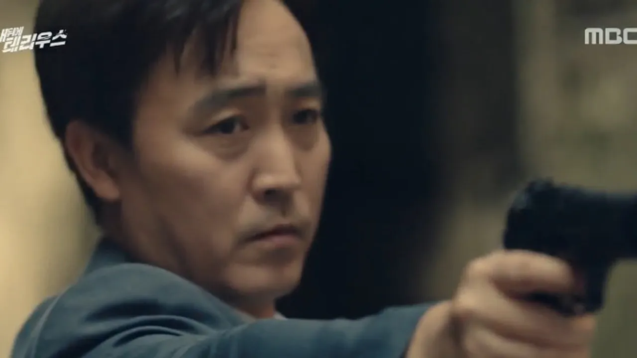 Sinopsis Drama TERIUS BEHIND ME Episode 15, Mata-mata yang Terungkap
