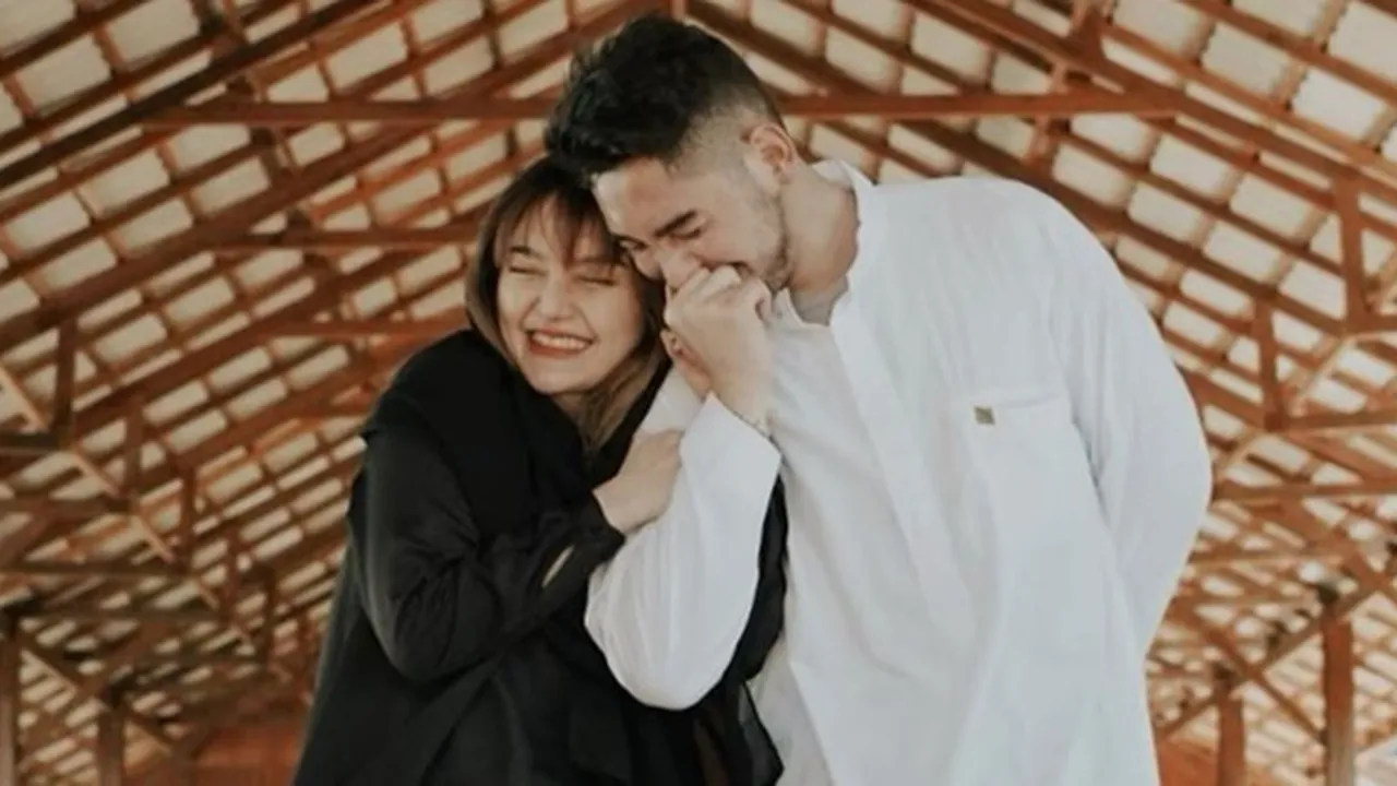 Siti Badriah Cium Mesra Suami Sambil Tuliskan Ucapan Selamat Ulang Tahun Romantis