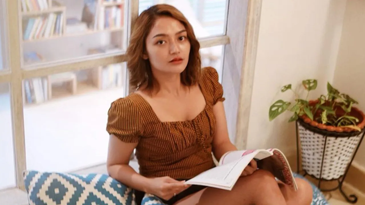 Siti Badriah Posting Foto Dicium Mesra Suami di Pinggir Kolam Renang, Romantis Banget!