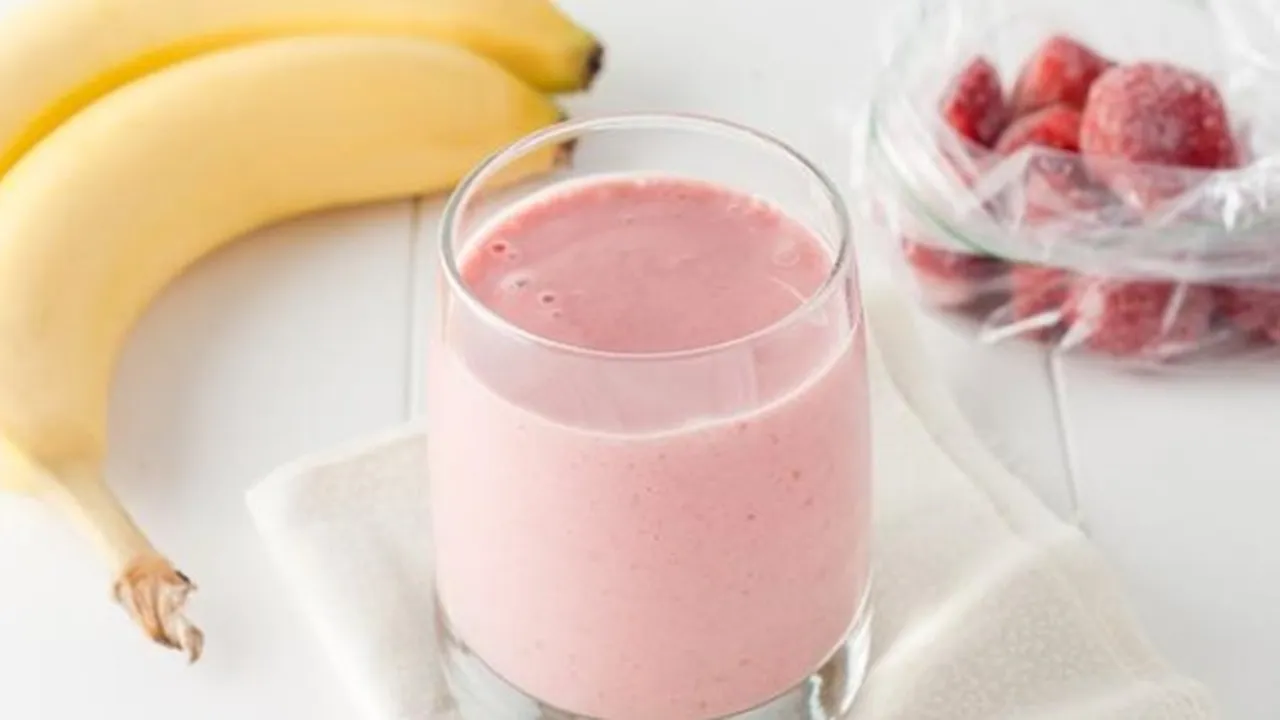 Smoothies Strawberry Pisang, Takjil Berbuka Puasa yang Menyegarkan dan Menyehatkan