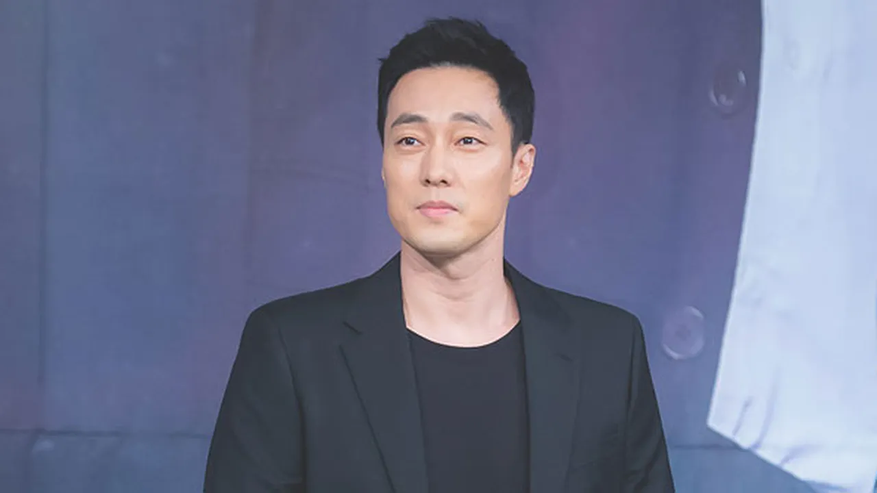 So Ji Sub Tampil Brewokan di Pemotretan Baru, Manly & Makin Ganteng