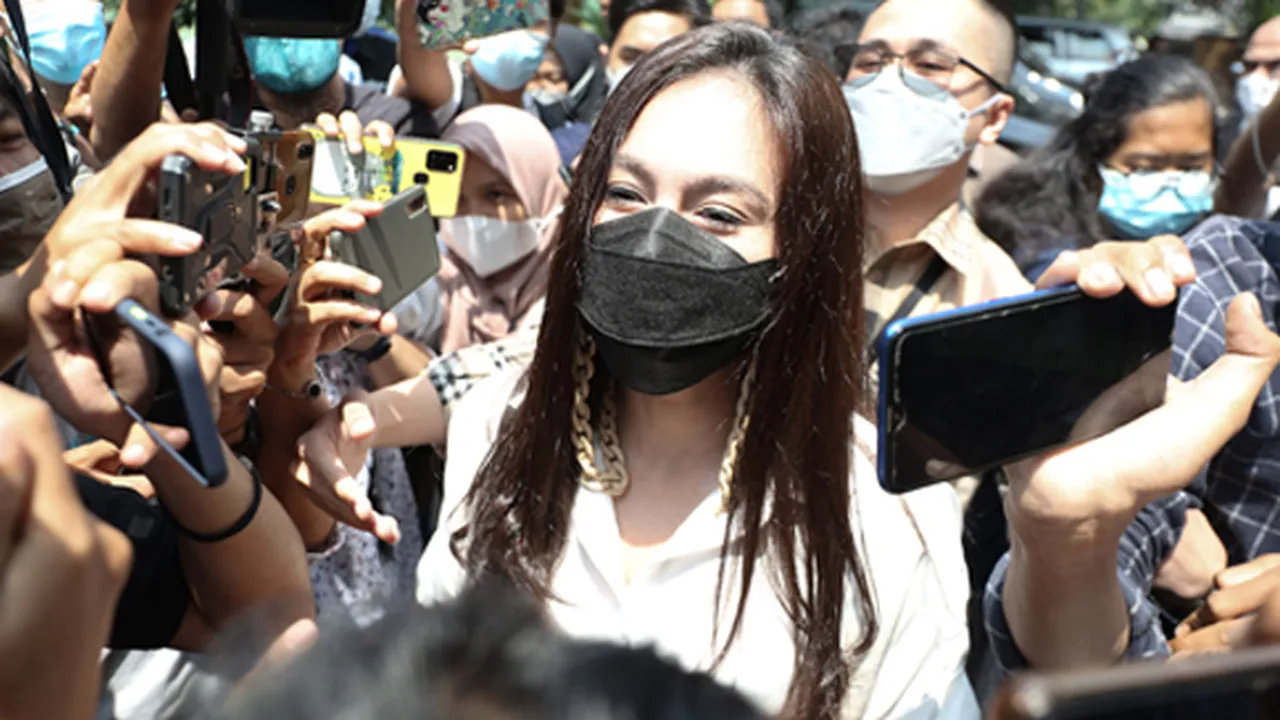 Soal Isu Orang Ketiga Dalam Pernikahannya, Begini Jawaban Wulan Guritno Soal Isu Orang Ketiga Dalam Pernikahannya, Begini Jawaban Wulan Guritno