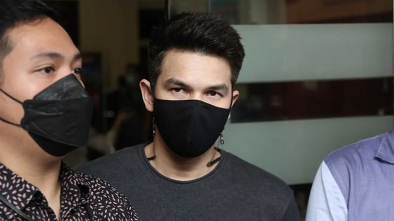 Soal Kabar Pernah Dipukul Dhena Devanka Pakai Barbel, Ini Kata Jonathan Frizzy