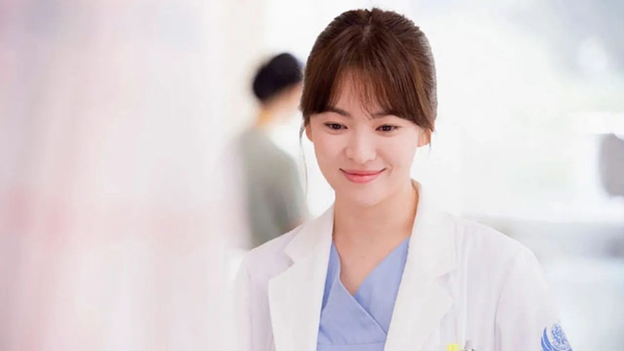 Song Hye Kyo Pamerkan Rambut Pendek & Wajah Tanpa Makeup, Tetap Cantik Song Hye Kyo Pamerkan Rambut Pendek & Wajah Tanpa Makeup, Tetap Cantik
