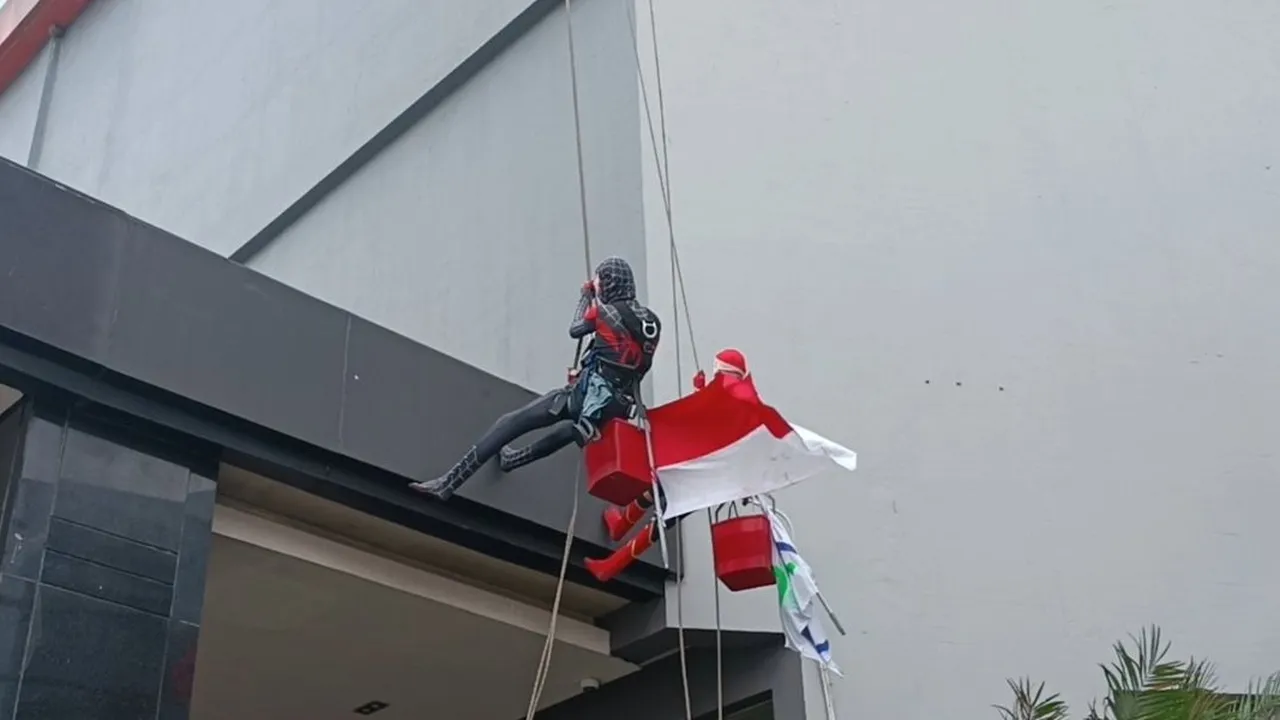 Spiderman Muncul di Gedung Tinggi di Malang, Langganan Diajak Selfie Tamu Hotel