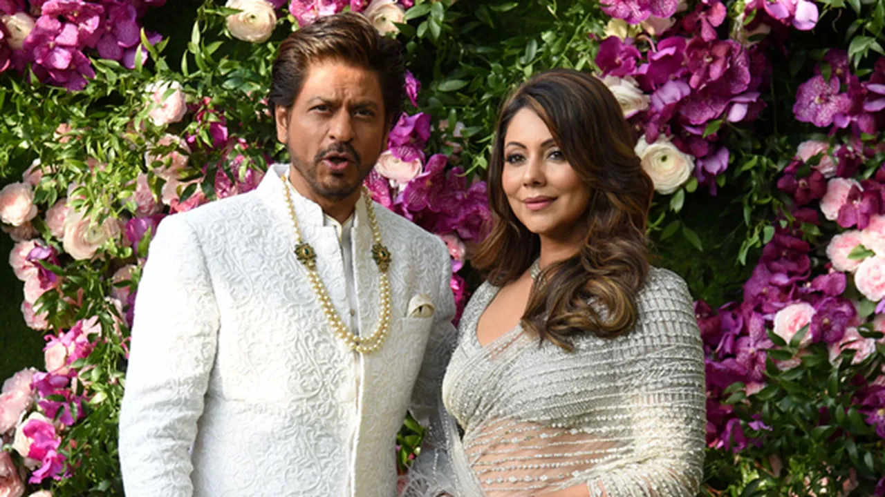 Ssst, Ternyata Shahrukh Khan Kalau Dandan Lebih Lama Daripada Gauri Khan!