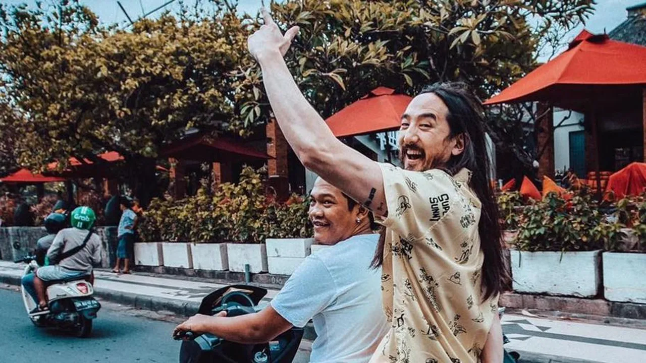 Steve Aoki Manfaatkan Ojol Untuk Hadapi Kemacetan Bali