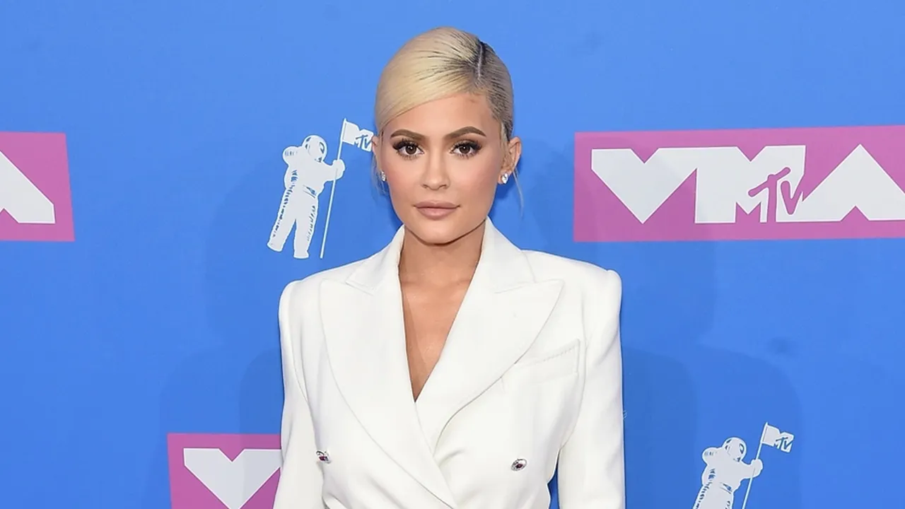 Stormi Ultah, Travis Kecup Mesra Kylie Jenner Sampai Merem